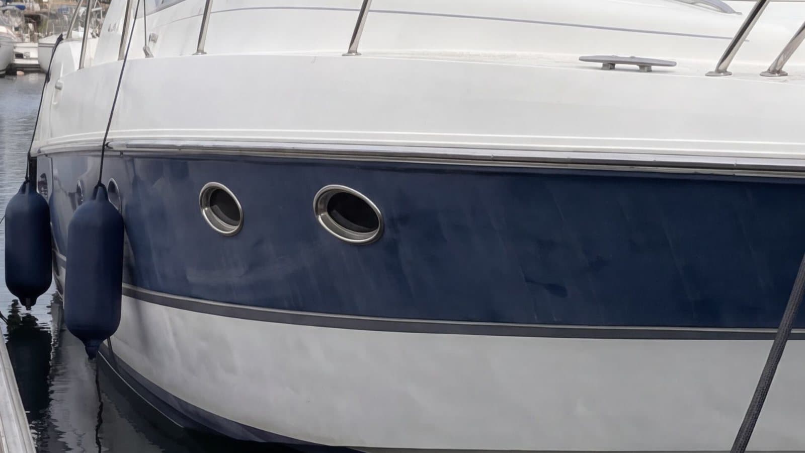 Hull side with oxidised blue gelcoat, as it was